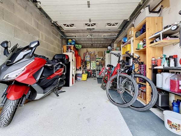 EXCLUSIF sur VIZILLE: Venez découvrir cette jolie maison de 130m2 environ, édifiée sur un terrain de plus de 650m2, plat et arboré.

Elle se compose; au rez-de-chaussée:
- Cuisine équipée ouverte 
- Pièce de vie lumineuse avec accès sur l'extérieur
- Suite parentale avec placard, salle d'eau et WC
- Buanderie
- WC séparé
- Garage avec accès direct 

À l'étage:
- 3 chambres (dont une avec dressing)
- Salle de bains avec baignoire, douche et WC

Côté extérieur:
- Jardin avec piscine hors sol
- Grande terrasse  SANS VIS À VIS avec store-ban électrique
- Atelier de stockage (d'environ 15m2)
- Cabanons en bois
- Portail motorisé

Pour votre confort:
- Fibre optique
- Menuiserie en PVC double vitrage
- Volets roulants électriques
- Chaudière gaz (2022)
- Visiophone

Côté secteur: Vous serez séduit par son cadre paisible tout en ayant écoles maternelle, primaire et transports à pieds.
 Un collège, un lycée Général et Technique sont également présents sur la commune.

Taxe foncière: 2054€/an

À visiter sans tarder!!