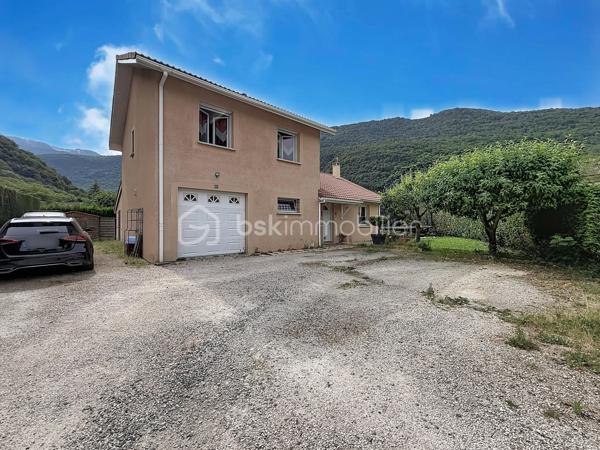 EXCLUSIF sur VIZILLE: Venez découvrir cette jolie maison de 130m2 environ, édifiée sur un terrain de plus de 650m2, plat et arboré.

Elle se compose; au rez-de-chaussée:
- Cuisine équipée ouverte 
- Pièce de vie lumineuse avec accès sur l'extérieur
- Suite parentale avec placard, salle d'eau et WC
- Buanderie
- WC séparé
- Garage avec accès direct 

À l'étage:
- 3 chambres (dont une avec dressing)
- Salle de bains avec baignoire, douche et WC

Côté extérieur:
- Jardin avec piscine hors sol
- Grande terrasse  SANS VIS À VIS avec store-ban électrique
- Atelier de stockage (d'environ 15m2)
- Cabanons en bois
- Portail motorisé

Pour votre confort:
- Fibre optique
- Menuiserie en PVC double vitrage
- Volets roulants électriques
- Chaudière gaz (2022)
- Visiophone

Côté secteur: Vous serez séduit par son cadre paisible tout en ayant écoles maternelle, primaire et transports à pieds.
 Un collège, un lycée Général et Technique sont également présents sur la commune.

Taxe foncière: 2054€/an

À visiter sans tarder!!