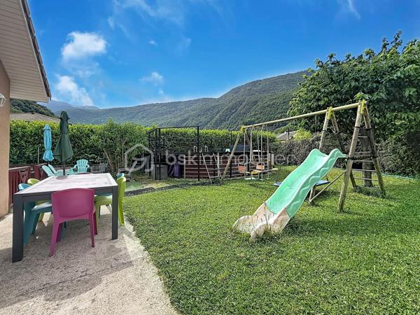 EXCLUSIF sur VIZILLE: Venez découvrir cette jolie maison de 130m2 environ, édifiée sur un terrain de plus de 650m2, plat et arboré.

Elle se compose; au rez-de-chaussée:
- Cuisine équipée ouverte 
- Pièce de vie lumineuse avec accès sur l'extérieur
- Suite parentale avec placard, salle d'eau et WC
- Buanderie
- WC séparé
- Garage avec accès direct 

À l'étage:
- 3 chambres (dont une avec dressing)
- Salle de bains avec baignoire, douche et WC

Côté extérieur:
- Jardin avec piscine hors sol
- Grande terrasse  SANS VIS À VIS avec store-ban électrique
- Atelier de stockage (d'environ 15m2)
- Cabanons en bois
- Portail motorisé

Pour votre confort:
- Fibre optique
- Menuiserie en PVC double vitrage
- Volets roulants électriques
- Chaudière gaz (2022)
- Visiophone

Côté secteur: Vous serez séduit par son cadre paisible tout en ayant écoles maternelle, primaire et transports à pieds.
 Un collège, un lycée Général et Technique sont également présents sur la commune.

Taxe foncière: 2054€/an

À visiter sans tarder!!