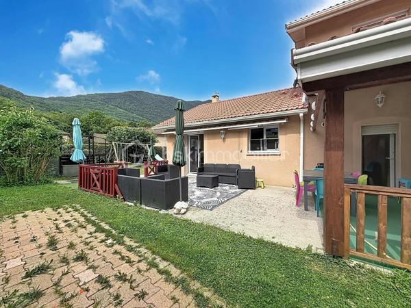 EXCLUSIF sur VIZILLE: Venez découvrir cette jolie maison de 130m2 environ, édifiée sur un terrain de plus de 650m2, plat et arboré.

Elle se compose; au rez-de-chaussée:
- Cuisine équipée ouverte 
- Pièce de vie lumineuse avec accès sur l'extérieur
- Suite parentale avec placard, salle d'eau et WC
- Buanderie
- WC séparé
- Garage avec accès direct 

À l'étage:
- 3 chambres (dont une avec dressing)
- Salle de bains avec baignoire, douche et WC

Côté extérieur:
- Jardin avec piscine hors sol
- Grande terrasse  SANS VIS À VIS avec store-ban électrique
- Atelier de stockage (d'environ 15m2)
- Cabanons en bois
- Portail motorisé

Pour votre confort:
- Fibre optique
- Menuiserie en PVC double vitrage
- Volets roulants électriques
- Chaudière gaz (2022)
- Visiophone

Côté secteur: Vous serez séduit par son cadre paisible tout en ayant écoles maternelle, primaire et transports à pieds.
 Un collège, un lycée Général et Technique sont également présents sur la commune.

Taxe foncière: 2054€/an

À visiter sans tarder!!
