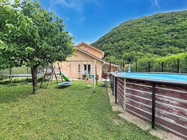 EXCLUSIF sur VIZILLE: Venez découvrir cette jolie maison de 130m2 environ, édifiée sur un terrain de plus de 650m2, plat et arboré.

Elle se compose; au rez-de-chaussée:
- Cuisine équipée ouverte 
- Pièce de vie lumineuse avec accès sur l'extérieur
- Suite parentale avec placard, salle d'eau et WC
- Buanderie
- WC séparé
- Garage avec accès direct 

À l'étage:
- 3 chambres (dont une avec dressing)
- Salle de bains avec baignoire, douche et WC

Côté extérieur:
- Jardin avec piscine hors sol
- Grande terrasse  SANS VIS À VIS avec store-ban électrique
- Atelier de stockage (d'environ 15m2)
- Cabanons en bois
- Portail motorisé

Pour votre confort:
- Fibre optique
- Menuiserie en PVC double vitrage
- Volets roulants électriques
- Chaudière gaz (2022)
- Visiophone

Côté secteur: Vous serez séduit par son cadre paisible tout en ayant écoles maternelle, primaire et transports à pieds.
 Un collège, un lycée Général et Technique sont également présents sur la commune.

Taxe foncière: 2054€/an

À visiter sans tarder!!