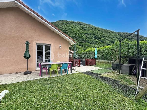 EXCLUSIF sur VIZILLE: Venez découvrir cette jolie maison de 130m2 environ, édifiée sur un terrain de plus de 650m2, plat et arboré.

Elle se compose; au rez-de-chaussée:
- Cuisine équipée ouverte 
- Pièce de vie lumineuse avec accès sur l'extérieur
- Suite parentale avec placard, salle d'eau et WC
- Buanderie
- WC séparé
- Garage avec accès direct 

À l'étage:
- 3 chambres (dont une avec dressing)
- Salle de bains avec baignoire, douche et WC

Côté extérieur:
- Jardin avec piscine hors sol
- Grande terrasse  SANS VIS À VIS avec store-ban électrique
- Atelier de stockage (d'environ 15m2)
- Cabanons en bois
- Portail motorisé

Pour votre confort:
- Fibre optique
- Menuiserie en PVC double vitrage
- Volets roulants électriques
- Chaudière gaz (2022)
- Visiophone

Côté secteur: Vous serez séduit par son cadre paisible tout en ayant écoles maternelle, primaire et transports à pieds.
 Un collège, un lycée Général et Technique sont également présents sur la commune.

Taxe foncière: 2054€/an

À visiter sans tarder!!