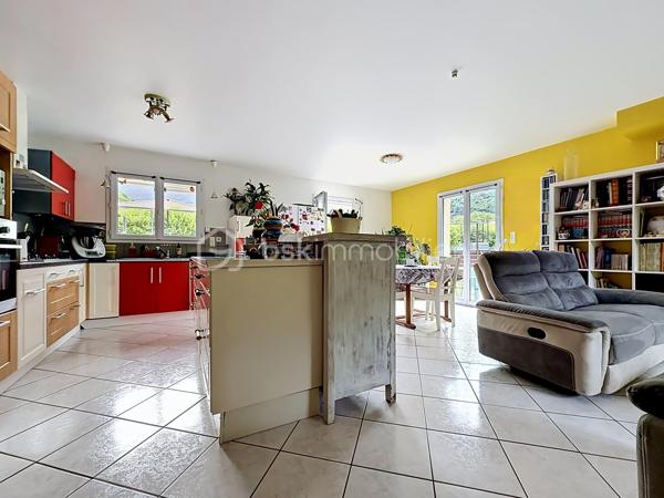 EXCLUSIF sur VIZILLE: Venez découvrir cette jolie maison de 130m2 environ, édifiée sur un terrain de plus de 650m2, plat et arboré.

Elle se compose; au rez-de-chaussée:
- Cuisine équipée ouverte 
- Pièce de vie lumineuse avec accès sur l'extérieur
- Suite parentale avec placard, salle d'eau et WC
- Buanderie
- WC séparé
- Garage avec accès direct 

À l'étage:
- 3 chambres (dont une avec dressing)
- Salle de bains avec baignoire, douche et WC

Côté extérieur:
- Jardin avec piscine hors sol
- Grande terrasse  SANS VIS À VIS avec store-ban électrique
- Atelier de stockage (d'environ 15m2)
- Cabanons en bois
- Portail motorisé

Pour votre confort:
- Fibre optique
- Menuiserie en PVC double vitrage
- Volets roulants électriques
- Chaudière gaz (2022)
- Visiophone

Côté secteur: Vous serez séduit par son cadre paisible tout en ayant écoles maternelle, primaire et transports à pieds.
 Un collège, un lycée Général et Technique sont également présents sur la commune.

Taxe foncière: 2054€/an

À visiter sans tarder!!