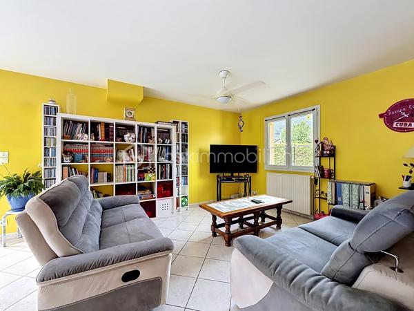 EXCLUSIF sur VIZILLE: Venez découvrir cette jolie maison de 130m2 environ, édifiée sur un terrain de plus de 650m2, plat et arboré.

Elle se compose; au rez-de-chaussée:
- Cuisine équipée ouverte 
- Pièce de vie lumineuse avec accès sur l'extérieur
- Suite parentale avec placard, salle d'eau et WC
- Buanderie
- WC séparé
- Garage avec accès direct 

À l'étage:
- 3 chambres (dont une avec dressing)
- Salle de bains avec baignoire, douche et WC

Côté extérieur:
- Jardin avec piscine hors sol
- Grande terrasse  SANS VIS À VIS avec store-ban électrique
- Atelier de stockage (d'environ 15m2)
- Cabanons en bois
- Portail motorisé

Pour votre confort:
- Fibre optique
- Menuiserie en PVC double vitrage
- Volets roulants électriques
- Chaudière gaz (2022)
- Visiophone

Côté secteur: Vous serez séduit par son cadre paisible tout en ayant écoles maternelle, primaire et transports à pieds.
 Un collège, un lycée Général et Technique sont également présents sur la commune.

Taxe foncière: 2054€/an

À visiter sans tarder!!