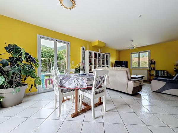 EXCLUSIF sur VIZILLE: Venez découvrir cette jolie maison de 130m2 environ, édifiée sur un terrain de plus de 650m2, plat et arboré.

Elle se compose; au rez-de-chaussée:
- Cuisine équipée ouverte 
- Pièce de vie lumineuse avec accès sur l'extérieur
- Suite parentale avec placard, salle d'eau et WC
- Buanderie
- WC séparé
- Garage avec accès direct 

À l'étage:
- 3 chambres (dont une avec dressing)
- Salle de bains avec baignoire, douche et WC

Côté extérieur:
- Jardin avec piscine hors sol
- Grande terrasse  SANS VIS À VIS avec store-ban électrique
- Atelier de stockage (d'environ 15m2)
- Cabanons en bois
- Portail motorisé

Pour votre confort:
- Fibre optique
- Menuiserie en PVC double vitrage
- Volets roulants électriques
- Chaudière gaz (2022)
- Visiophone

Côté secteur: Vous serez séduit par son cadre paisible tout en ayant écoles maternelle, primaire et transports à pieds.
 Un collège, un lycée Général et Technique sont également présents sur la commune.

Taxe foncière: 2054€/an

À visiter sans tarder!!