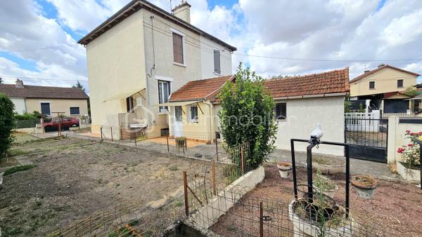 Venez découvrir cette maison de ville mitoyenne d'environ 72 m2 à prix accessible, avec son terrain de 285 m2 et des dépendances.

Le rez-de-chaussée se compose d’une cuisine, d’un salon-séjour, d’une salle d’eau et d’une buanderie. À l’étage, vous trouverez deux chambres lumineuses.

À l’extérieur, le jardin offre un espace agréable et facile à entretenir, idéal pour profiter des beaux jours, jardiner ou aménager un coin détente.

La maison bénéficie également d’un garage d’environ 12 m² et d’un vaste sous-sol d’environ 33 m², apportant de précieuses surfaces de stationnement, de rangement ou de bricolage.

Les fenêtres en PVC double vitrage et la chaudière individuelle au gaz à condensation constituent de véritables atouts. Des travaux de rafraîchissement permettront de moderniser l’intérieur et de personnaliser la maison selon vos envies.

Une opportunité particulièrement intéressante pour un premier achat, un couple, une petite famille ou un projet d’investissement : une maison fonctionnelle, avec deux chambres, un jardin, un garage et un sous-sol, proposée à un prix attractif.

Les points forts :

- Prix accessible
- Jardin facile à entretenir
- Deux chambres
- Garage
- Grand sous-sol
- Fenêtres en PVC double vitrage
- Chaudière gaz à condensation
- Beau potentiel après rafraîchissement

À découvrir rapidement.
