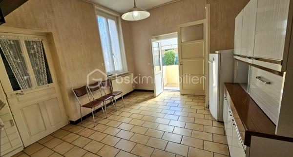 Venez découvrir cette maison de ville mitoyenne d'environ 72 m2 à prix accessible, avec son terrain de 285 m2 et des dépendances.

Le rez-de-chaussée se compose d’une cuisine, d’un salon-séjour, d’une salle d’eau et d’une buanderie. À l’étage, vous trouverez deux chambres lumineuses.

À l’extérieur, le jardin offre un espace agréable et facile à entretenir, idéal pour profiter des beaux jours, jardiner ou aménager un coin détente.

La maison bénéficie également d’un garage d’environ 12 m² et d’un vaste sous-sol d’environ 33 m², apportant de précieuses surfaces de stationnement, de rangement ou de bricolage.

Les fenêtres en PVC double vitrage et la chaudière individuelle au gaz à condensation constituent de véritables atouts. Des travaux de rafraîchissement permettront de moderniser l’intérieur et de personnaliser la maison selon vos envies.

Une opportunité particulièrement intéressante pour un premier achat, un couple, une petite famille ou un projet d’investissement : une maison fonctionnelle, avec deux chambres, un jardin, un garage et un sous-sol, proposée à un prix attractif.

Les points forts :

- Prix accessible
- Jardin facile à entretenir
- Deux chambres
- Garage
- Grand sous-sol
- Fenêtres en PVC double vitrage
- Chaudière gaz à condensation
- Beau potentiel après rafraîchissement

À découvrir rapidement.