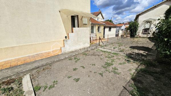 Venez découvrir cette maison de ville mitoyenne d'environ 72 m2 à prix accessible, avec son terrain de 285 m2 et des dépendances.

Le rez-de-chaussée se compose d’une cuisine, d’un salon-séjour, d’une salle d’eau et d’une buanderie. À l’étage, vous trouverez deux chambres lumineuses.

À l’extérieur, le jardin offre un espace agréable et facile à entretenir, idéal pour profiter des beaux jours, jardiner ou aménager un coin détente.

La maison bénéficie également d’un garage d’environ 12 m² et d’un vaste sous-sol d’environ 33 m², apportant de précieuses surfaces de stationnement, de rangement ou de bricolage.

Les fenêtres en PVC double vitrage et la chaudière individuelle au gaz à condensation constituent de véritables atouts. Des travaux de rafraîchissement permettront de moderniser l’intérieur et de personnaliser la maison selon vos envies.

Une opportunité particulièrement intéressante pour un premier achat, un couple, une petite famille ou un projet d’investissement : une maison fonctionnelle, avec deux chambres, un jardin, un garage et un sous-sol, proposée à un prix attractif.

Les points forts :

- Prix accessible
- Jardin facile à entretenir
- Deux chambres
- Garage
- Grand sous-sol
- Fenêtres en PVC double vitrage
- Chaudière gaz à condensation
- Beau potentiel après rafraîchissement

À découvrir rapidement.