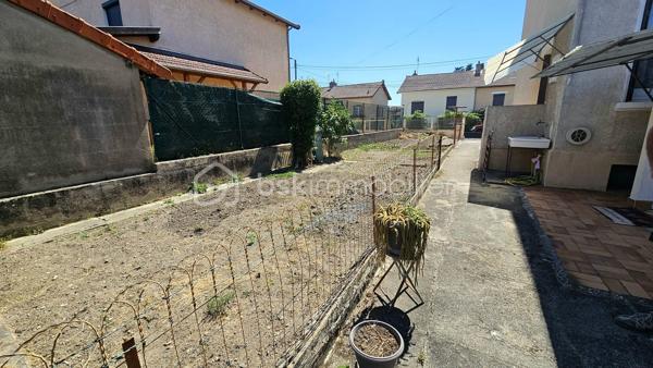 Venez découvrir cette maison de ville mitoyenne d'environ 72 m2 à prix accessible, avec son terrain de 285 m2 et des dépendances.

Le rez-de-chaussée se compose d’une cuisine, d’un salon-séjour, d’une salle d’eau et d’une buanderie. À l’étage, vous trouverez deux chambres lumineuses.

À l’extérieur, le jardin offre un espace agréable et facile à entretenir, idéal pour profiter des beaux jours, jardiner ou aménager un coin détente.

La maison bénéficie également d’un garage d’environ 12 m² et d’un vaste sous-sol d’environ 33 m², apportant de précieuses surfaces de stationnement, de rangement ou de bricolage.

Les fenêtres en PVC double vitrage et la chaudière individuelle au gaz à condensation constituent de véritables atouts. Des travaux de rafraîchissement permettront de moderniser l’intérieur et de personnaliser la maison selon vos envies.

Une opportunité particulièrement intéressante pour un premier achat, un couple, une petite famille ou un projet d’investissement : une maison fonctionnelle, avec deux chambres, un jardin, un garage et un sous-sol, proposée à un prix attractif.

Les points forts :

- Prix accessible
- Jardin facile à entretenir
- Deux chambres
- Garage
- Grand sous-sol
- Fenêtres en PVC double vitrage
- Chaudière gaz à condensation
- Beau potentiel après rafraîchissement

À découvrir rapidement.