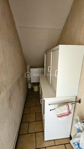 Venez découvrir cette maison de ville mitoyenne d'environ 72 m2 à prix accessible, avec son terrain de 285 m2 et des dépendances.

Le rez-de-chaussée se compose d’une cuisine, d’un salon-séjour, d’une salle d’eau et d’une buanderie. À l’étage, vous trouverez deux chambres lumineuses.

À l’extérieur, le jardin offre un espace agréable et facile à entretenir, idéal pour profiter des beaux jours, jardiner ou aménager un coin détente.

La maison bénéficie également d’un garage d’environ 12 m² et d’un vaste sous-sol d’environ 33 m², apportant de précieuses surfaces de stationnement, de rangement ou de bricolage.

Les fenêtres en PVC double vitrage et la chaudière individuelle au gaz à condensation constituent de véritables atouts. Des travaux de rafraîchissement permettront de moderniser l’intérieur et de personnaliser la maison selon vos envies.

Une opportunité particulièrement intéressante pour un premier achat, un couple, une petite famille ou un projet d’investissement : une maison fonctionnelle, avec deux chambres, un jardin, un garage et un sous-sol, proposée à un prix attractif.

Les points forts :

- Prix accessible
- Jardin facile à entretenir
- Deux chambres
- Garage
- Grand sous-sol
- Fenêtres en PVC double vitrage
- Chaudière gaz à condensation
- Beau potentiel après rafraîchissement

À découvrir rapidement.