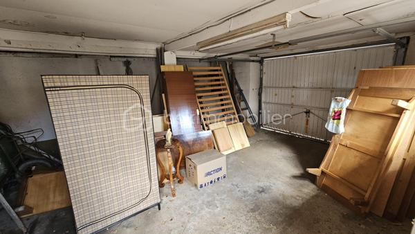 Venez découvrir cette maison de ville mitoyenne d'environ 72 m2 à prix accessible, avec son terrain de 285 m2 et des dépendances.

Le rez-de-chaussée se compose d’une cuisine, d’un salon-séjour, d’une salle d’eau et d’une buanderie. À l’étage, vous trouverez deux chambres lumineuses.

À l’extérieur, le jardin offre un espace agréable et facile à entretenir, idéal pour profiter des beaux jours, jardiner ou aménager un coin détente.

La maison bénéficie également d’un garage d’environ 12 m² et d’un vaste sous-sol d’environ 33 m², apportant de précieuses surfaces de stationnement, de rangement ou de bricolage.

Les fenêtres en PVC double vitrage et la chaudière individuelle au gaz à condensation constituent de véritables atouts. Des travaux de rafraîchissement permettront de moderniser l’intérieur et de personnaliser la maison selon vos envies.

Une opportunité particulièrement intéressante pour un premier achat, un couple, une petite famille ou un projet d’investissement : une maison fonctionnelle, avec deux chambres, un jardin, un garage et un sous-sol, proposée à un prix attractif.

Les points forts :

- Prix accessible
- Jardin facile à entretenir
- Deux chambres
- Garage
- Grand sous-sol
- Fenêtres en PVC double vitrage
- Chaudière gaz à condensation
- Beau potentiel après rafraîchissement

À découvrir rapidement.