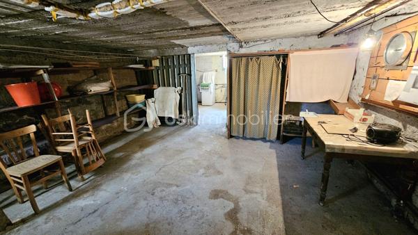 Venez découvrir cette maison de ville mitoyenne d'environ 72 m2 à prix accessible, avec son terrain de 285 m2 et des dépendances.

Le rez-de-chaussée se compose d’une cuisine, d’un salon-séjour, d’une salle d’eau et d’une buanderie. À l’étage, vous trouverez deux chambres lumineuses.

À l’extérieur, le jardin offre un espace agréable et facile à entretenir, idéal pour profiter des beaux jours, jardiner ou aménager un coin détente.

La maison bénéficie également d’un garage d’environ 12 m² et d’un vaste sous-sol d’environ 33 m², apportant de précieuses surfaces de stationnement, de rangement ou de bricolage.

Les fenêtres en PVC double vitrage et la chaudière individuelle au gaz à condensation constituent de véritables atouts. Des travaux de rafraîchissement permettront de moderniser l’intérieur et de personnaliser la maison selon vos envies.

Une opportunité particulièrement intéressante pour un premier achat, un couple, une petite famille ou un projet d’investissement : une maison fonctionnelle, avec deux chambres, un jardin, un garage et un sous-sol, proposée à un prix attractif.

Les points forts :

- Prix accessible
- Jardin facile à entretenir
- Deux chambres
- Garage
- Grand sous-sol
- Fenêtres en PVC double vitrage
- Chaudière gaz à condensation
- Beau potentiel après rafraîchissement

À découvrir rapidement.