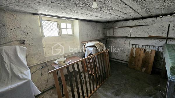 Venez découvrir cette maison de ville mitoyenne d'environ 72 m2 à prix accessible, avec son terrain de 285 m2 et des dépendances.

Le rez-de-chaussée se compose d’une cuisine, d’un salon-séjour, d’une salle d’eau et d’une buanderie. À l’étage, vous trouverez deux chambres lumineuses.

À l’extérieur, le jardin offre un espace agréable et facile à entretenir, idéal pour profiter des beaux jours, jardiner ou aménager un coin détente.

La maison bénéficie également d’un garage d’environ 12 m² et d’un vaste sous-sol d’environ 33 m², apportant de précieuses surfaces de stationnement, de rangement ou de bricolage.

Les fenêtres en PVC double vitrage et la chaudière individuelle au gaz à condensation constituent de véritables atouts. Des travaux de rafraîchissement permettront de moderniser l’intérieur et de personnaliser la maison selon vos envies.

Une opportunité particulièrement intéressante pour un premier achat, un couple, une petite famille ou un projet d’investissement : une maison fonctionnelle, avec deux chambres, un jardin, un garage et un sous-sol, proposée à un prix attractif.

Les points forts :

- Prix accessible
- Jardin facile à entretenir
- Deux chambres
- Garage
- Grand sous-sol
- Fenêtres en PVC double vitrage
- Chaudière gaz à condensation
- Beau potentiel après rafraîchissement

À découvrir rapidement.