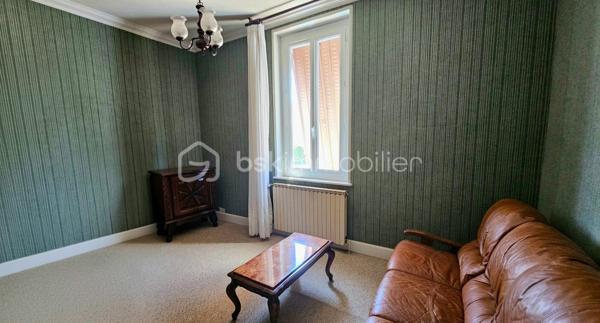 Venez découvrir cette maison de ville mitoyenne d'environ 72 m2 à prix accessible, avec son terrain de 285 m2 et des dépendances.

Le rez-de-chaussée se compose d’une cuisine, d’un salon-séjour, d’une salle d’eau et d’une buanderie. À l’étage, vous trouverez deux chambres lumineuses.

À l’extérieur, le jardin offre un espace agréable et facile à entretenir, idéal pour profiter des beaux jours, jardiner ou aménager un coin détente.

La maison bénéficie également d’un garage d’environ 12 m² et d’un vaste sous-sol d’environ 33 m², apportant de précieuses surfaces de stationnement, de rangement ou de bricolage.

Les fenêtres en PVC double vitrage et la chaudière individuelle au gaz à condensation constituent de véritables atouts. Des travaux de rafraîchissement permettront de moderniser l’intérieur et de personnaliser la maison selon vos envies.

Une opportunité particulièrement intéressante pour un premier achat, un couple, une petite famille ou un projet d’investissement : une maison fonctionnelle, avec deux chambres, un jardin, un garage et un sous-sol, proposée à un prix attractif.

Les points forts :

- Prix accessible
- Jardin facile à entretenir
- Deux chambres
- Garage
- Grand sous-sol
- Fenêtres en PVC double vitrage
- Chaudière gaz à condensation
- Beau potentiel après rafraîchissement

À découvrir rapidement.