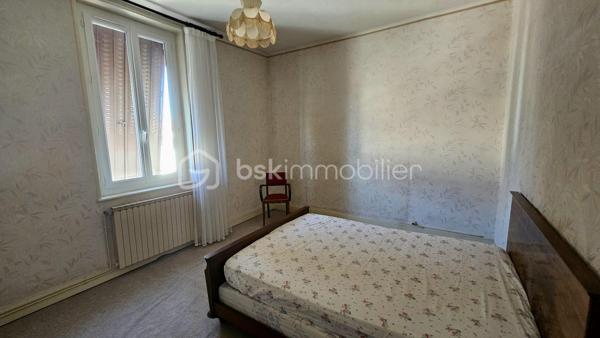 Venez découvrir cette maison de ville mitoyenne d'environ 72 m2 à prix accessible, avec son terrain de 285 m2 et des dépendances.

Le rez-de-chaussée se compose d’une cuisine, d’un salon-séjour, d’une salle d’eau et d’une buanderie. À l’étage, vous trouverez deux chambres lumineuses.

À l’extérieur, le jardin offre un espace agréable et facile à entretenir, idéal pour profiter des beaux jours, jardiner ou aménager un coin détente.

La maison bénéficie également d’un garage d’environ 12 m² et d’un vaste sous-sol d’environ 33 m², apportant de précieuses surfaces de stationnement, de rangement ou de bricolage.

Les fenêtres en PVC double vitrage et la chaudière individuelle au gaz à condensation constituent de véritables atouts. Des travaux de rafraîchissement permettront de moderniser l’intérieur et de personnaliser la maison selon vos envies.

Une opportunité particulièrement intéressante pour un premier achat, un couple, une petite famille ou un projet d’investissement : une maison fonctionnelle, avec deux chambres, un jardin, un garage et un sous-sol, proposée à un prix attractif.

Les points forts :

- Prix accessible
- Jardin facile à entretenir
- Deux chambres
- Garage
- Grand sous-sol
- Fenêtres en PVC double vitrage
- Chaudière gaz à condensation
- Beau potentiel après rafraîchissement

À découvrir rapidement.