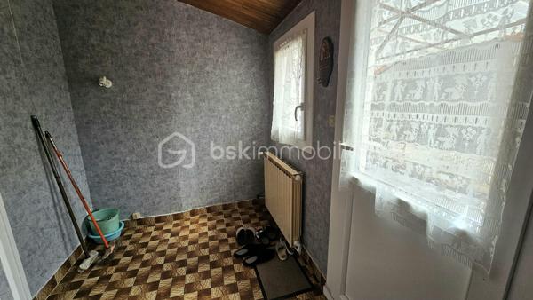 Venez découvrir cette maison de ville mitoyenne d'environ 72 m2 à prix accessible, avec son terrain de 285 m2 et des dépendances.

Le rez-de-chaussée se compose d’une cuisine, d’un salon-séjour, d’une salle d’eau et d’une buanderie. À l’étage, vous trouverez deux chambres lumineuses.

À l’extérieur, le jardin offre un espace agréable et facile à entretenir, idéal pour profiter des beaux jours, jardiner ou aménager un coin détente.

La maison bénéficie également d’un garage d’environ 12 m² et d’un vaste sous-sol d’environ 33 m², apportant de précieuses surfaces de stationnement, de rangement ou de bricolage.

Les fenêtres en PVC double vitrage et la chaudière individuelle au gaz à condensation constituent de véritables atouts. Des travaux de rafraîchissement permettront de moderniser l’intérieur et de personnaliser la maison selon vos envies.

Une opportunité particulièrement intéressante pour un premier achat, un couple, une petite famille ou un projet d’investissement : une maison fonctionnelle, avec deux chambres, un jardin, un garage et un sous-sol, proposée à un prix attractif.

Les points forts :

- Prix accessible
- Jardin facile à entretenir
- Deux chambres
- Garage
- Grand sous-sol
- Fenêtres en PVC double vitrage
- Chaudière gaz à condensation
- Beau potentiel après rafraîchissement

À découvrir rapidement.