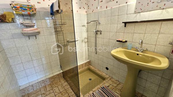 Venez découvrir cette maison de ville mitoyenne d'environ 72 m2 à prix accessible, avec son terrain de 285 m2 et des dépendances.

Le rez-de-chaussée se compose d’une cuisine, d’un salon-séjour, d’une salle d’eau et d’une buanderie. À l’étage, vous trouverez deux chambres lumineuses.

À l’extérieur, le jardin offre un espace agréable et facile à entretenir, idéal pour profiter des beaux jours, jardiner ou aménager un coin détente.

La maison bénéficie également d’un garage d’environ 12 m² et d’un vaste sous-sol d’environ 33 m², apportant de précieuses surfaces de stationnement, de rangement ou de bricolage.

Les fenêtres en PVC double vitrage et la chaudière individuelle au gaz à condensation constituent de véritables atouts. Des travaux de rafraîchissement permettront de moderniser l’intérieur et de personnaliser la maison selon vos envies.

Une opportunité particulièrement intéressante pour un premier achat, un couple, une petite famille ou un projet d’investissement : une maison fonctionnelle, avec deux chambres, un jardin, un garage et un sous-sol, proposée à un prix attractif.

Les points forts :

- Prix accessible
- Jardin facile à entretenir
- Deux chambres
- Garage
- Grand sous-sol
- Fenêtres en PVC double vitrage
- Chaudière gaz à condensation
- Beau potentiel après rafraîchissement

À découvrir rapidement.