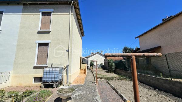 Venez découvrir cette maison de ville mitoyenne d'environ 72 m2 à prix accessible, avec son terrain de 285 m2 et des dépendances.

Le rez-de-chaussée se compose d’une cuisine, d’un salon-séjour, d’une salle d’eau et d’une buanderie. À l’étage, vous trouverez deux chambres lumineuses.

À l’extérieur, le jardin offre un espace agréable et facile à entretenir, idéal pour profiter des beaux jours, jardiner ou aménager un coin détente.

La maison bénéficie également d’un garage d’environ 12 m² et d’un vaste sous-sol d’environ 33 m², apportant de précieuses surfaces de stationnement, de rangement ou de bricolage.

Les fenêtres en PVC double vitrage et la chaudière individuelle au gaz à condensation constituent de véritables atouts. Des travaux de rafraîchissement permettront de moderniser l’intérieur et de personnaliser la maison selon vos envies.

Une opportunité particulièrement intéressante pour un premier achat, un couple, une petite famille ou un projet d’investissement : une maison fonctionnelle, avec deux chambres, un jardin, un garage et un sous-sol, proposée à un prix attractif.

Les points forts :

- Prix accessible
- Jardin facile à entretenir
- Deux chambres
- Garage
- Grand sous-sol
- Fenêtres en PVC double vitrage
- Chaudière gaz à condensation
- Beau potentiel après rafraîchissement

À découvrir rapidement.