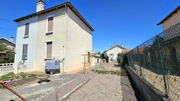Venez découvrir cette maison de ville mitoyenne d'environ 72 m2 à prix accessible, avec son terrain de 285 m2 et des dépendances.

Le rez-de-chaussée se compose d’une cuisine, d’un salon-séjour, d’une salle d’eau et d’une buanderie. À l’étage, vous trouverez deux chambres lumineuses.

À l’extérieur, le jardin offre un espace agréable et facile à entretenir, idéal pour profiter des beaux jours, jardiner ou aménager un coin détente.

La maison bénéficie également d’un garage d’environ 12 m² et d’un vaste sous-sol d’environ 33 m², apportant de précieuses surfaces de stationnement, de rangement ou de bricolage.

Les fenêtres en PVC double vitrage et la chaudière individuelle au gaz à condensation constituent de véritables atouts. Des travaux de rafraîchissement permettront de moderniser l’intérieur et de personnaliser la maison selon vos envies.

Une opportunité particulièrement intéressante pour un premier achat, un couple, une petite famille ou un projet d’investissement : une maison fonctionnelle, avec deux chambres, un jardin, un garage et un sous-sol, proposée à un prix attractif.

Les points forts :

- Prix accessible
- Jardin facile à entretenir
- Deux chambres
- Garage
- Grand sous-sol
- Fenêtres en PVC double vitrage
- Chaudière gaz à condensation
- Beau potentiel après rafraîchissement

À découvrir rapidement.