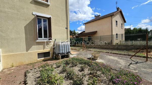 Venez découvrir cette maison de ville mitoyenne d'environ 72 m2 à prix accessible, avec son terrain de 285 m2 et des dépendances.

Le rez-de-chaussée se compose d’une cuisine, d’un salon-séjour, d’une salle d’eau et d’une buanderie. À l’étage, vous trouverez deux chambres lumineuses.

À l’extérieur, le jardin offre un espace agréable et facile à entretenir, idéal pour profiter des beaux jours, jardiner ou aménager un coin détente.

La maison bénéficie également d’un garage d’environ 12 m² et d’un vaste sous-sol d’environ 33 m², apportant de précieuses surfaces de stationnement, de rangement ou de bricolage.

Les fenêtres en PVC double vitrage et la chaudière individuelle au gaz à condensation constituent de véritables atouts. Des travaux de rafraîchissement permettront de moderniser l’intérieur et de personnaliser la maison selon vos envies.

Une opportunité particulièrement intéressante pour un premier achat, un couple, une petite famille ou un projet d’investissement : une maison fonctionnelle, avec deux chambres, un jardin, un garage et un sous-sol, proposée à un prix attractif.

Les points forts :

- Prix accessible
- Jardin facile à entretenir
- Deux chambres
- Garage
- Grand sous-sol
- Fenêtres en PVC double vitrage
- Chaudière gaz à condensation
- Beau potentiel après rafraîchissement

À découvrir rapidement.
