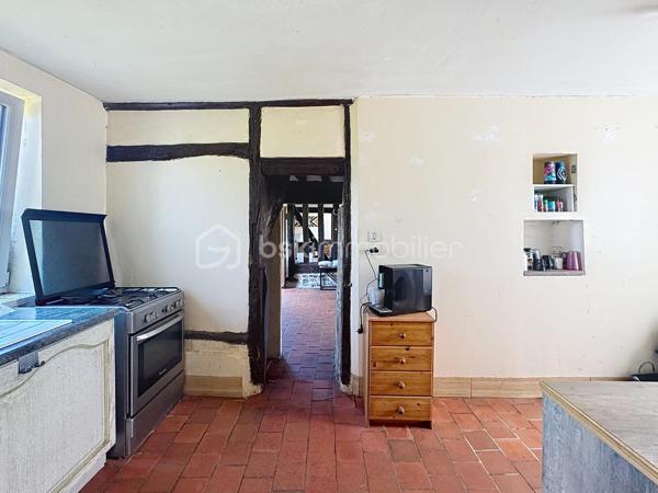 Emmanuel Cauchois BSK immobilier vous présente cette authentique propriété Normande avec ces 5 hectares de pâturages verdoyant, plat, ou coule une rivière, entre campagne et village vous serez trouver une qualité de vie dans cette charmante maison à restaurer, " devis établie pour la restauration ".

D'une superficie d'environ 97m2, avec une dépendance accolée à la maison et sur ces 5 hectares autour de la maison, elle se compose: 
      - Une entrée sur salle 
      - Un salon ouvert avec vue sur les champs 
      - Une cuisine 
      - Un WC 
      - Une buanderie " autrefois une salle de bain "

A l'étage: 
      - 2 chambres 
      - 1 Salle de bain 
      - un bureau 

Les plus de la maison: 
    
     - Diagnostic énergétique D/ B 
     - 5 hectares de terrain plat autour de la maison 
     - Poêle à bois 
     - Non loin du village de Vimoutiers 
     - Comble aménageable permettant de créer un espace supplémentaire