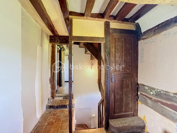 Emmanuel Cauchois BSK immobilier vous présente cette authentique propriété Normande avec ces 5 hectares de pâturages verdoyant, plat, ou coule une rivière, entre campagne et village vous serez trouver une qualité de vie dans cette charmante maison à restaurer, " devis établie pour la restauration ".

D'une superficie d'environ 97m2, avec une dépendance accolée à la maison et sur ces 5 hectares autour de la maison, elle se compose: 
      - Une entrée sur salle 
      - Un salon ouvert avec vue sur les champs 
      - Une cuisine 
      - Un WC 
      - Une buanderie " autrefois une salle de bain "

A l'étage: 
      - 2 chambres 
      - 1 Salle de bain 
      - un bureau 

Les plus de la maison: 
    
     - Diagnostic énergétique D/ B 
     - 5 hectares de terrain plat autour de la maison 
     - Poêle à bois 
     - Non loin du village de Vimoutiers 
     - Comble aménageable permettant de créer un espace supplémentaire