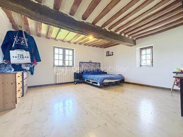 Emmanuel Cauchois BSK immobilier vous présente cette authentique propriété Normande avec ces 5 hectares de pâturages verdoyant, plat, ou coule une rivière, entre campagne et village vous serez trouver une qualité de vie dans cette charmante maison à restaurer, " devis établie pour la restauration ".

D'une superficie d'environ 97m2, avec une dépendance accolée à la maison et sur ces 5 hectares autour de la maison, elle se compose: 
      - Une entrée sur salle 
      - Un salon ouvert avec vue sur les champs 
      - Une cuisine 
      - Un WC 
      - Une buanderie " autrefois une salle de bain "

A l'étage: 
      - 2 chambres 
      - 1 Salle de bain 
      - un bureau 

Les plus de la maison: 
    
     - Diagnostic énergétique D/ B 
     - 5 hectares de terrain plat autour de la maison 
     - Poêle à bois 
     - Non loin du village de Vimoutiers 
     - Comble aménageable permettant de créer un espace supplémentaire
