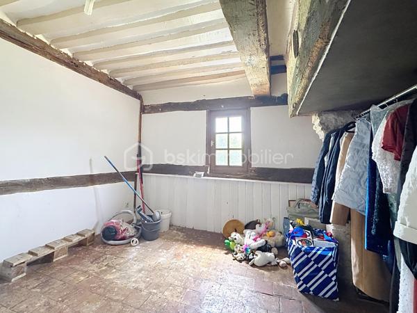 Emmanuel Cauchois BSK immobilier vous présente cette authentique propriété Normande avec ces 5 hectares de pâturages verdoyant, plat, ou coule une rivière, entre campagne et village vous serez trouver une qualité de vie dans cette charmante maison à restaurer, " devis établie pour la restauration ".

D'une superficie d'environ 97m2, avec une dépendance accolée à la maison et sur ces 5 hectares autour de la maison, elle se compose: 
      - Une entrée sur salle 
      - Un salon ouvert avec vue sur les champs 
      - Une cuisine 
      - Un WC 
      - Une buanderie " autrefois une salle de bain "

A l'étage: 
      - 2 chambres 
      - 1 Salle de bain 
      - un bureau 

Les plus de la maison: 
    
     - Diagnostic énergétique D/ B 
     - 5 hectares de terrain plat autour de la maison 
     - Poêle à bois 
     - Non loin du village de Vimoutiers 
     - Comble aménageable permettant de créer un espace supplémentaire