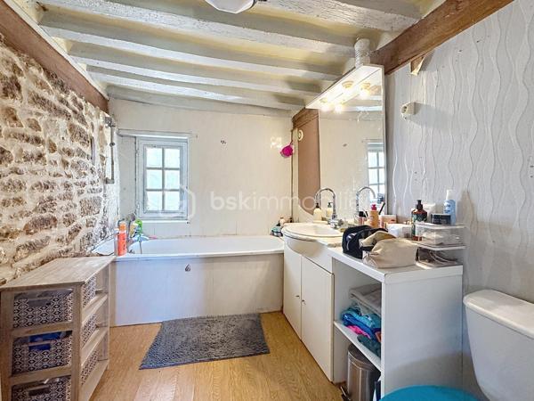 Emmanuel Cauchois BSK immobilier vous présente cette authentique propriété Normande avec ces 5 hectares de pâturages verdoyant, plat, ou coule une rivière, entre campagne et village vous serez trouver une qualité de vie dans cette charmante maison à restaurer, " devis établie pour la restauration ".

D'une superficie d'environ 97m2, avec une dépendance accolée à la maison et sur ces 5 hectares autour de la maison, elle se compose: 
      - Une entrée sur salle 
      - Un salon ouvert avec vue sur les champs 
      - Une cuisine 
      - Un WC 
      - Une buanderie " autrefois une salle de bain "

A l'étage: 
      - 2 chambres 
      - 1 Salle de bain 
      - un bureau 

Les plus de la maison: 
    
     - Diagnostic énergétique D/ B 
     - 5 hectares de terrain plat autour de la maison 
     - Poêle à bois 
     - Non loin du village de Vimoutiers 
     - Comble aménageable permettant de créer un espace supplémentaire