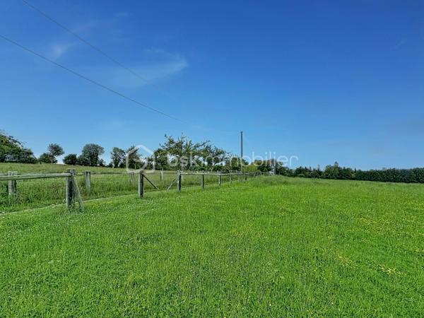 Emmanuel Cauchois BSK immobilier vous présente cette authentique propriété Normande avec ces 5 hectares de pâturages verdoyant, plat, ou coule une rivière, entre campagne et village vous serez trouver une qualité de vie dans cette charmante maison à restaurer, " devis établie pour la restauration ".

D'une superficie d'environ 97m2, avec une dépendance accolée à la maison et sur ces 5 hectares autour de la maison, elle se compose: 
      - Une entrée sur salle 
      - Un salon ouvert avec vue sur les champs 
      - Une cuisine 
      - Un WC 
      - Une buanderie " autrefois une salle de bain "

A l'étage: 
      - 2 chambres 
      - 1 Salle de bain 
      - un bureau 

Les plus de la maison: 
    
     - Diagnostic énergétique D/ B 
     - 5 hectares de terrain plat autour de la maison 
     - Poêle à bois 
     - Non loin du village de Vimoutiers 
     - Comble aménageable permettant de créer un espace supplémentaire
