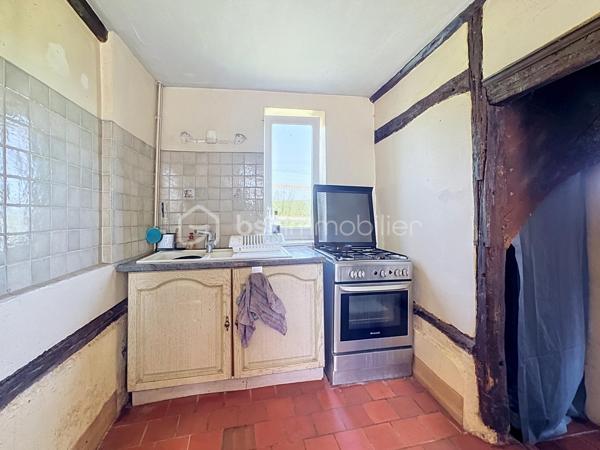 Emmanuel Cauchois BSK immobilier vous présente cette authentique propriété Normande avec ces 5 hectares de pâturages verdoyant, plat, ou coule une rivière, entre campagne et village vous serez trouver une qualité de vie dans cette charmante maison à restaurer, " devis établie pour la restauration ".

D'une superficie d'environ 97m2, avec une dépendance accolée à la maison et sur ces 5 hectares autour de la maison, elle se compose: 
      - Une entrée sur salle 
      - Un salon ouvert avec vue sur les champs 
      - Une cuisine 
      - Un WC 
      - Une buanderie " autrefois une salle de bain "

A l'étage: 
      - 2 chambres 
      - 1 Salle de bain 
      - un bureau 

Les plus de la maison: 
    
     - Diagnostic énergétique D/ B 
     - 5 hectares de terrain plat autour de la maison 
     - Poêle à bois 
     - Non loin du village de Vimoutiers 
     - Comble aménageable permettant de créer un espace supplémentaire
