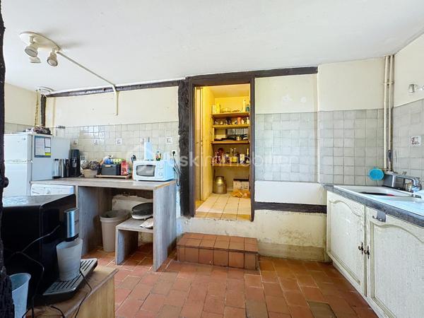 Emmanuel Cauchois BSK immobilier vous présente cette authentique propriété Normande avec ces 5 hectares de pâturages verdoyant, plat, ou coule une rivière, entre campagne et village vous serez trouver une qualité de vie dans cette charmante maison à restaurer, " devis établie pour la restauration ".

D'une superficie d'environ 97m2, avec une dépendance accolée à la maison et sur ces 5 hectares autour de la maison, elle se compose: 
      - Une entrée sur salle 
      - Un salon ouvert avec vue sur les champs 
      - Une cuisine 
      - Un WC 
      - Une buanderie " autrefois une salle de bain "

A l'étage: 
      - 2 chambres 
      - 1 Salle de bain 
      - un bureau 

Les plus de la maison: 
    
     - Diagnostic énergétique D/ B 
     - 5 hectares de terrain plat autour de la maison 
     - Poêle à bois 
     - Non loin du village de Vimoutiers 
     - Comble aménageable permettant de créer un espace supplémentaire