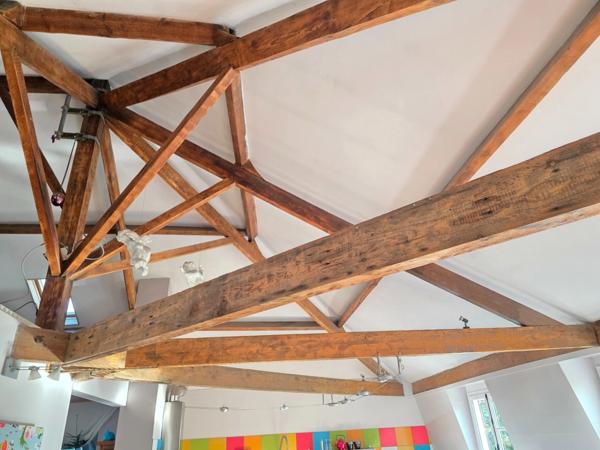 GROS POTENTIEL POUR CETTE TRES BELLE PROPRIETE DE 19HA AVEC CHATEAU ET BATIMENT DE + DE 1200 M²