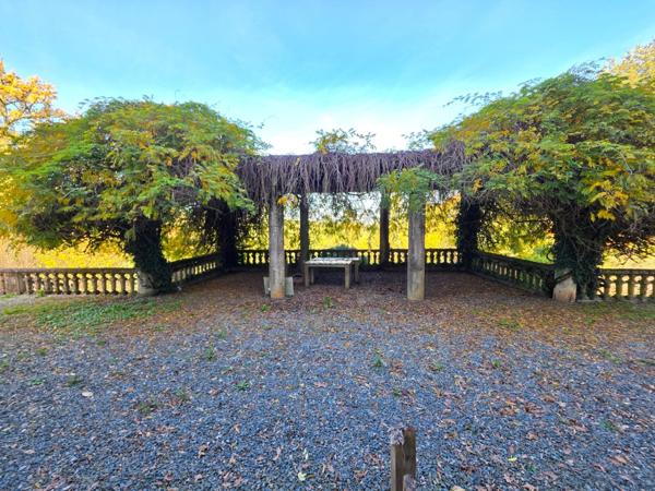 GROS POTENTIEL POUR CETTE TRES BELLE PROPRIETE DE 19HA AVEC CHATEAU ET BATIMENT DE + DE 1200 M²