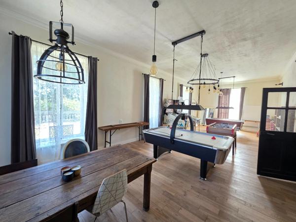 GROS POTENTIEL POUR CETTE TRES BELLE PROPRIETE DE 19HA AVEC CHATEAU ET BATIMENT DE + DE 1200 M²