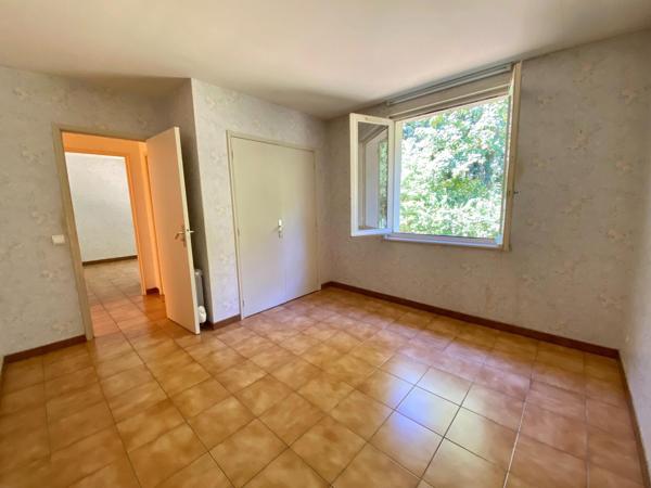maisons jumelées avec jardins privatifs, garage et espace de stationnement
