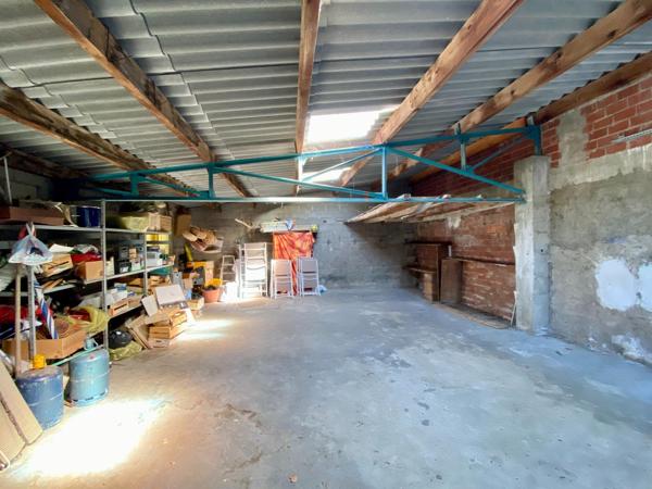 maisons jumelées avec jardins privatifs, garage et espace de stationnement