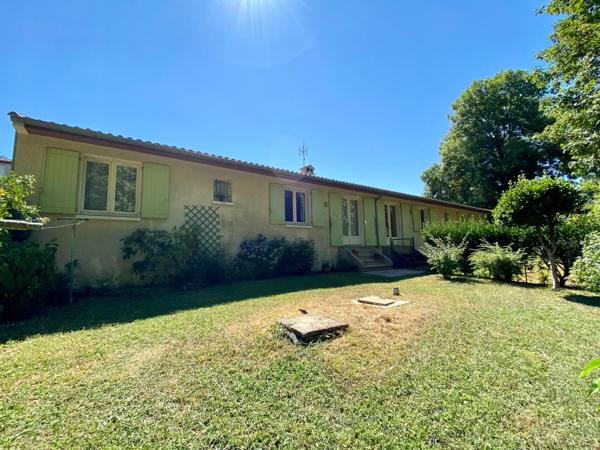 maisons jumelées avec jardins privatifs, garage et espace de stationnement
