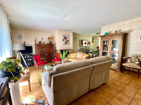 maisons jumelées avec jardins privatifs, garage et espace de stationnement