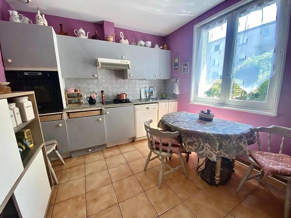 maisons jumelées avec jardins privatifs, garage et espace de stationnement