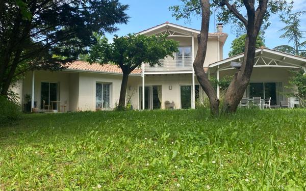 Maison à vendre    6 pièces •  Sainte-Eulalie