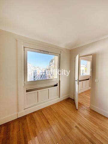 Appartement
         3 pièces
        - 72 m² Bien prestige 680 000 € *