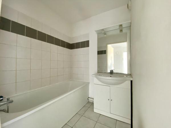 Appartement
         2 pièces
        - 48 m² 88 500 € *