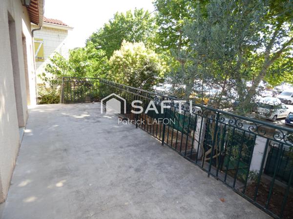 Maison idéallement située avec extérieur et garage.