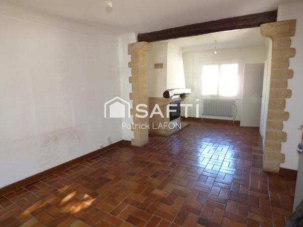 Maison idéallement située avec extérieur et garage.