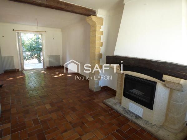 Maison idéallement située avec extérieur et garage.