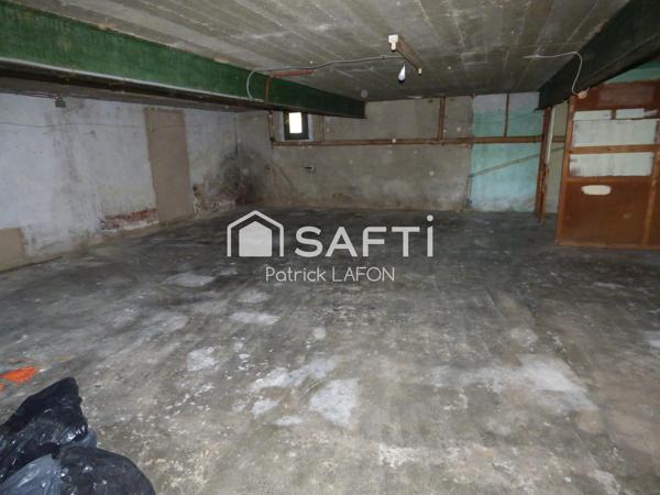 Maison idéallement située avec extérieur et garage.