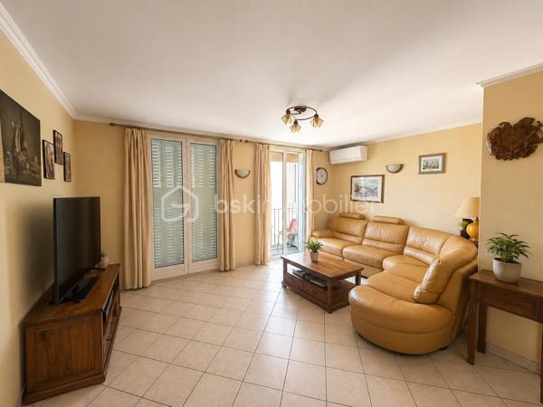 🏡À VENDRE - MARSEILLE 12ᵉ –  T5 de 74m², 3 CHAMBRES , 2 BALCONS -CAVE -PRIX 244 000 €

Résidence Les Amandiers- Appartement T5 – 74 m² | 3 chambres | 2 balcons | Cave

Situé au 3ᵉ étage (sans ascenseur) de la résidence Les Amandiers, venez découvrir cet agréable appartement T5 de 74 m², offrant de beaux volumes et un agencement fonctionnel.

✨ Composition du bien :

🛋️ Salon lumineux avec climatisation réversible

🛏️ 3 chambres

🍽️ Grande cuisine indépendante avec espace salle à manger

🚽 WC indépendant

🌿 2 balcons ( un de chaque côté )

📦 Cave privative


✅ Les + du bien : 

❄️ Climatisation réversible dans le séjour

🪟 Double vitrage sur l’ensemble de l’appartement

🏢 Parties communes récemment rénovées

📍 Résidence familiale et bien entretenue


ℹ️ Informations complémentaires :

📐 Surface : 74 m²+ 11m2 hors carrez 

🏢 3ᵉ étage sans ascenseur

⚡ Chauffage électrique

💧 Eau chaude au gaz

💶 Charges de copropriété : 338 € / trimestre.
🏘️ Copropriété de 520 lots.
jeux de boules dans les jardins communs.
Des places de parkings accessible pour les résidents.
 
📸 Information importante : 
Le logement étant actuellement occupé, certaines photos ont été légèrement désencombrées afin de mieux mettre en valeur les volumes réels. L’agencement et les surfaces restent strictement identiques. Voir actuellement sur la visite virtuelle 🪄

📞 N’hésitez pas à nous contacter pour obtenir d’avantage d’informations ou organiser une visite !

Amandine Magnan 
BSK immobilier 
06 79 99 89 89