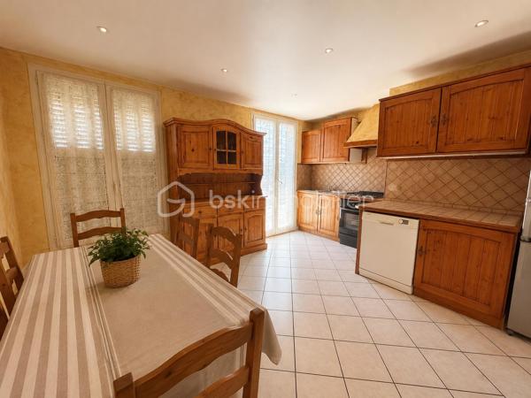 🏡À VENDRE - MARSEILLE 12ᵉ –  T5 de 74m², 3 CHAMBRES , 2 BALCONS -CAVE -PRIX 244 000 €

Résidence Les Amandiers- Appartement T5 – 74 m² | 3 chambres | 2 balcons | Cave

Situé au 3ᵉ étage (sans ascenseur) de la résidence Les Amandiers, venez découvrir cet agréable appartement T5 de 74 m², offrant de beaux volumes et un agencement fonctionnel.

✨ Composition du bien :

🛋️ Salon lumineux avec climatisation réversible

🛏️ 3 chambres

🍽️ Grande cuisine indépendante avec espace salle à manger

🚽 WC indépendant

🌿 2 balcons ( un de chaque côté )

📦 Cave privative


✅ Les + du bien : 

❄️ Climatisation réversible dans le séjour

🪟 Double vitrage sur l’ensemble de l’appartement

🏢 Parties communes récemment rénovées

📍 Résidence familiale et bien entretenue


ℹ️ Informations complémentaires :

📐 Surface : 74 m²+ 11m2 hors carrez 

🏢 3ᵉ étage sans ascenseur

⚡ Chauffage électrique

💧 Eau chaude au gaz

💶 Charges de copropriété : 338 € / trimestre.
🏘️ Copropriété de 520 lots.
jeux de boules dans les jardins communs.
Des places de parkings accessible pour les résidents.
 
📸 Information importante : 
Le logement étant actuellement occupé, certaines photos ont été légèrement désencombrées afin de mieux mettre en valeur les volumes réels. L’agencement et les surfaces restent strictement identiques. Voir actuellement sur la visite virtuelle 🪄

📞 N’hésitez pas à nous contacter pour obtenir d’avantage d’informations ou organiser une visite !

Amandine Magnan 
BSK immobilier 
06 79 99 89 89