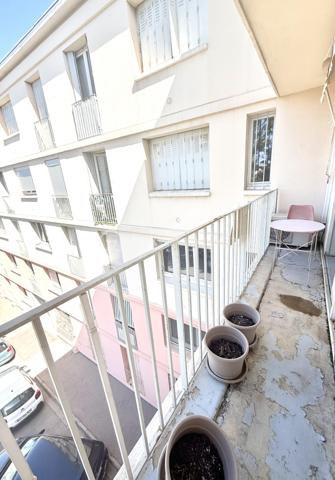 🏡À VENDRE - MARSEILLE 12ᵉ –  T5 de 74m², 3 CHAMBRES , 2 BALCONS -CAVE -PRIX 244 000 €

Résidence Les Amandiers- Appartement T5 – 74 m² | 3 chambres | 2 balcons | Cave

Situé au 3ᵉ étage (sans ascenseur) de la résidence Les Amandiers, venez découvrir cet agréable appartement T5 de 74 m², offrant de beaux volumes et un agencement fonctionnel.

✨ Composition du bien :

🛋️ Salon lumineux avec climatisation réversible

🛏️ 3 chambres

🍽️ Grande cuisine indépendante avec espace salle à manger

🚽 WC indépendant

🌿 2 balcons ( un de chaque côté )

📦 Cave privative


✅ Les + du bien : 

❄️ Climatisation réversible dans le séjour

🪟 Double vitrage sur l’ensemble de l’appartement

🏢 Parties communes récemment rénovées

📍 Résidence familiale et bien entretenue


ℹ️ Informations complémentaires :

📐 Surface : 74 m²+ 11m2 hors carrez 

🏢 3ᵉ étage sans ascenseur

⚡ Chauffage électrique

💧 Eau chaude au gaz

💶 Charges de copropriété : 338 € / trimestre.
🏘️ Copropriété de 520 lots.
jeux de boules dans les jardins communs.
Des places de parkings accessible pour les résidents.
 
📸 Information importante : 
Le logement étant actuellement occupé, certaines photos ont été légèrement désencombrées afin de mieux mettre en valeur les volumes réels. L’agencement et les surfaces restent strictement identiques. Voir actuellement sur la visite virtuelle 🪄

📞 N’hésitez pas à nous contacter pour obtenir d’avantage d’informations ou organiser une visite !

Amandine Magnan 
BSK immobilier 
06 79 99 89 89